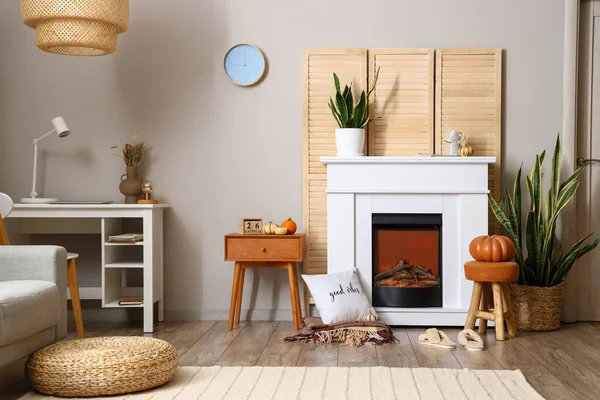 秋の装飾と暖炉付きのリビングルームのインテリア — ストック写真
