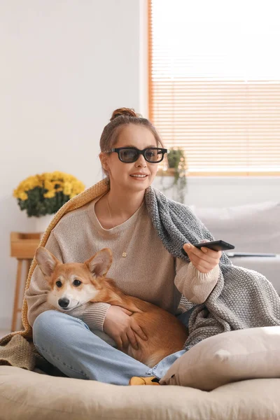 Giovane Donna Occhiali Con Carino Corgi Cane Guardando Casa — Foto Stock