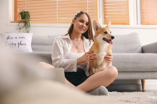 Jovem Mulher Com Cão Bonito Corgi Sentado Chão Casa — Fotografia de Stock