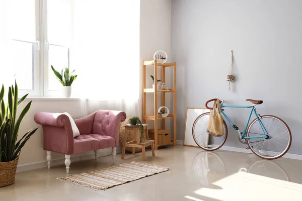 Interior Sala Estar Leve Com Poltrona Rosa Unidade Prateleira Bicicleta — Fotografia de Stock