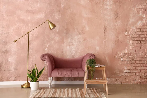 ピンクの壁の近くの観葉植物とスタイリッシュなアームチェア ランプ — ストック写真