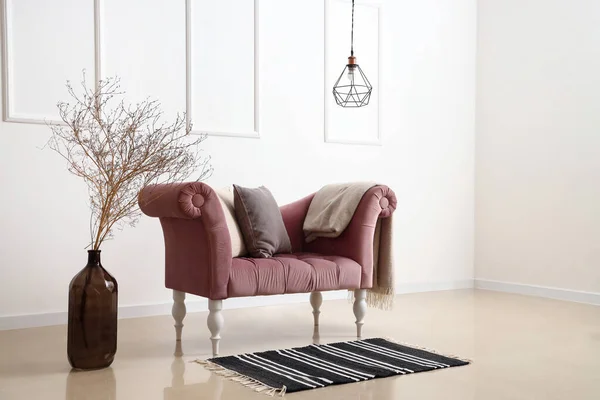 Rosafarbener Sessel Mit Kissen Plaid Vase Und Ästen Der Nähe — Stockfoto