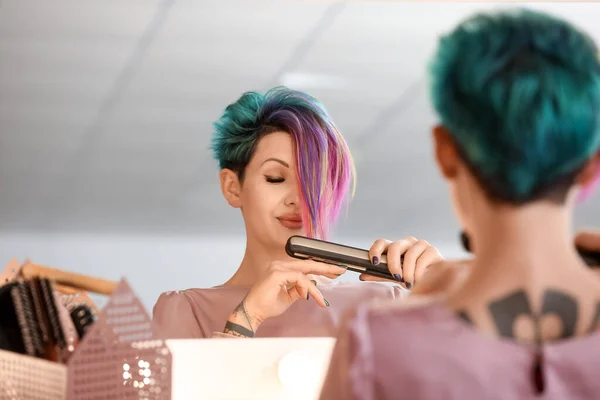 Frau Macht Ihre Haare Vor Spiegel — Stockfoto