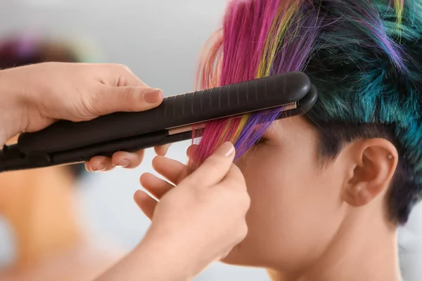 美容室で女性の髪をやってスタイリスト — ストック写真