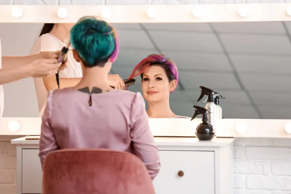 美容室で女性の髪をやってスタイリスト — ストック写真