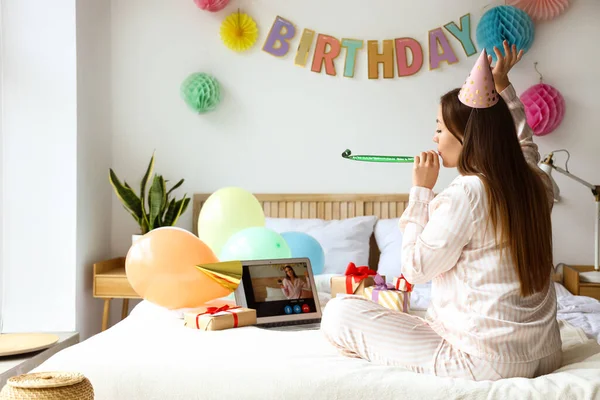 Mujer Joven Celebrando Cumpleaños Casa Debido Epidemia Coronavirus — Foto de Stock