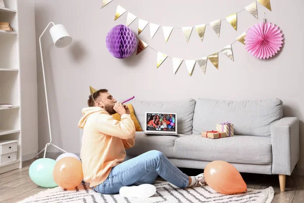 Hombre Feliz Celebrando Cumpleaños Casa Debido Epidemia Coronavirus —  Fotos de Stock