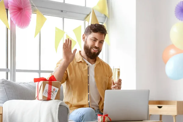 Junger Mann Feiert Wegen Coronavirus Epidemie Geburtstag Hause — Stockfoto