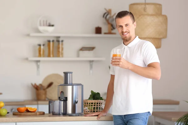 Young Man Glass Fresh Fruit Juice Modern Juicer Kitchen — Stock Photo, Image