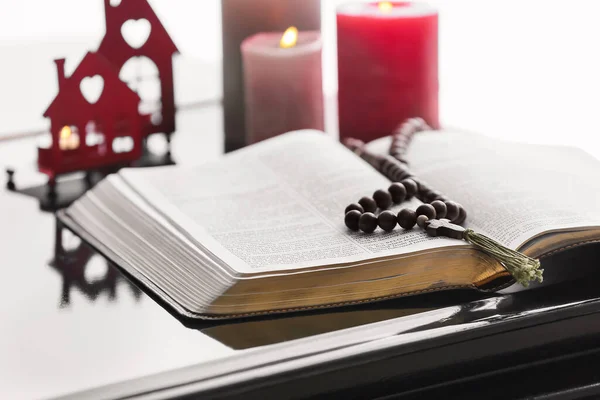 Boek Met Kralen Tafel Kamer Kerstverhaal — Stockfoto