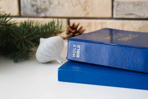テーブルの上で装飾が施された聖書 クリスマスストーリー — ストック写真