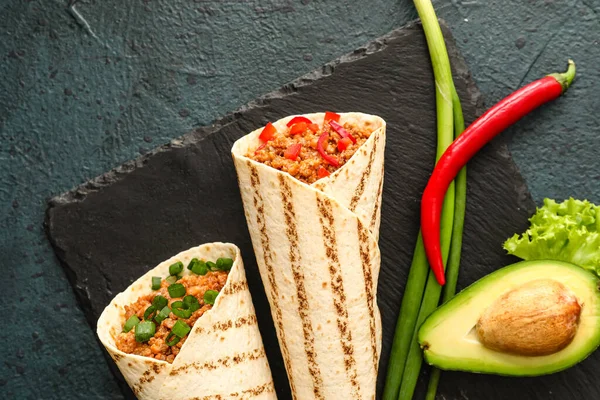 Plato Pizarra Con Sabrosos Burritos Verduras Sobre Fondo Oscuro —  Fotos de Stock