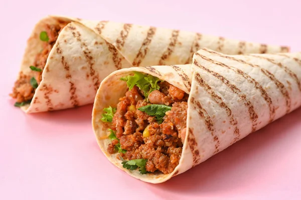 Saboroso Burritos Fundo Rosa Close — Fotografia de Stock