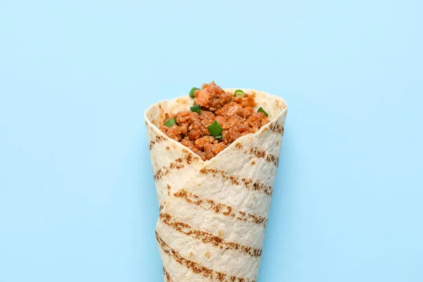 Mavi Arka Planda Lezzetli Burrito — Stok fotoğraf