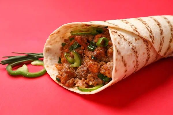 Burrito Saboroso Fundo Vermelho Close — Fotografia de Stock