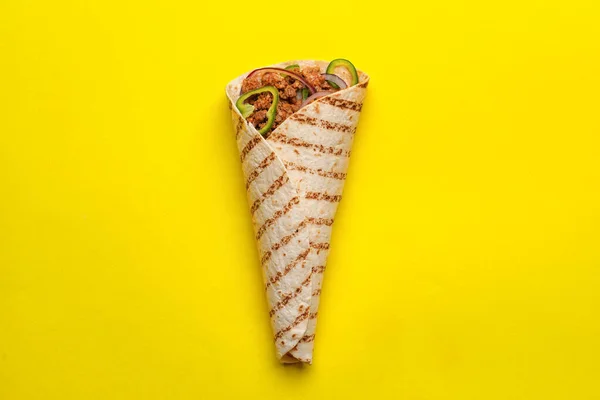 Burrito Savoureux Sur Fond Jaune — Photo