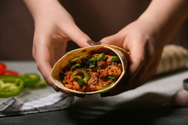 Femme Tenant Burrito Savoureux Table Gros Plan — Photo