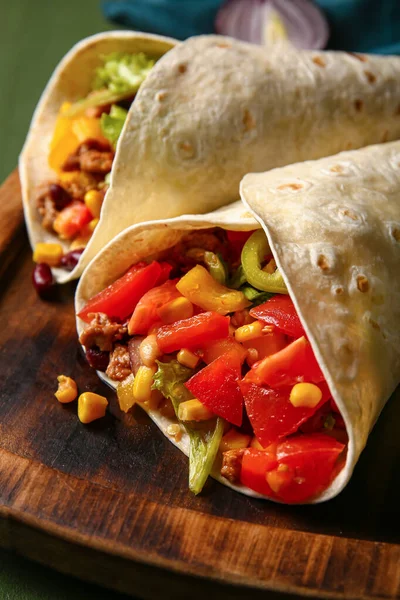 Planche Burritos Mexicains Savoureux Avec Des Légumes Sur Fond Bois — Photo