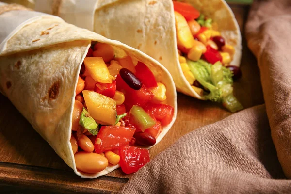 Planche Burritos Mexicains Savoureux Avec Des Légumes Sur Table Gros — Photo