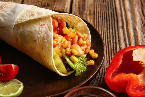 Assiette Burrito Mexicain Savoureux Avec Des Légumes Sur Fond Bois — Photo