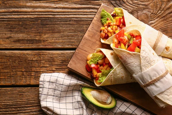 Bordo Gustosi Burrito Messicani Con Verdure Sfondo Legno Primo Piano — Foto Stock