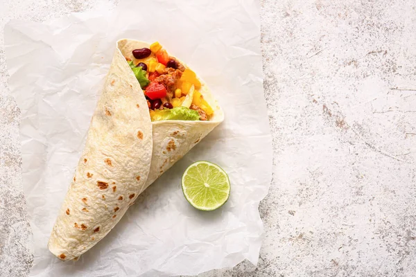 Savoureux Burrito Mexicain Aux Légumes Sur Fond Clair — Photo