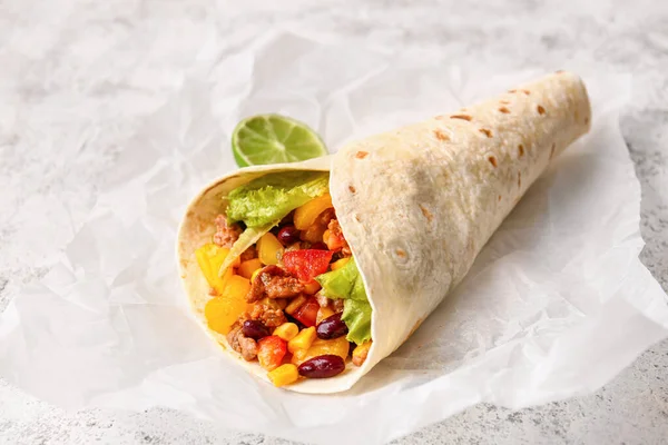 Savoureux Burrito Mexicain Aux Légumes Sur Fond Clair — Photo
