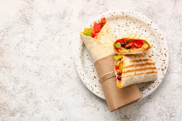 Assiette Burritos Mexicains Savoureux Avec Des Légumes Sur Fond Clair — Photo
