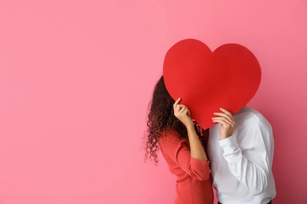 Jovem Casal Feliz Com Coração Papel Vermelho Fundo Cor Celebração — Fotografia de Stock