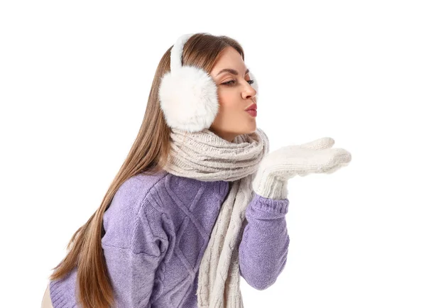 Mulher Bonita Roupas Quentes Inverno Enviando Beijo Fundo Branco — Fotografia de Stock