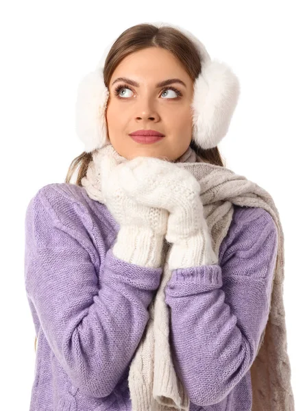 白い背景に暖かい冬の服の美しい若い女性 — ストック写真