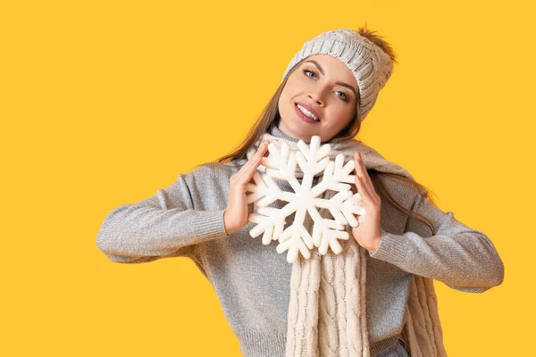 Mulher Bonita Roupas Quentes Inverno Com Floco Neve Fundo Cor — Fotografia de Stock