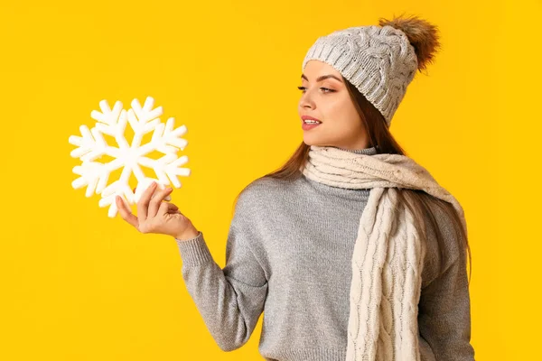 Mulher Bonita Roupas Quentes Inverno Com Floco Neve Fundo Cor — Fotografia de Stock