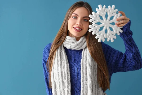 Schöne Junge Frau Warmer Winterkleidung Und Mit Schneeflocke Auf Farbigem — Stockfoto