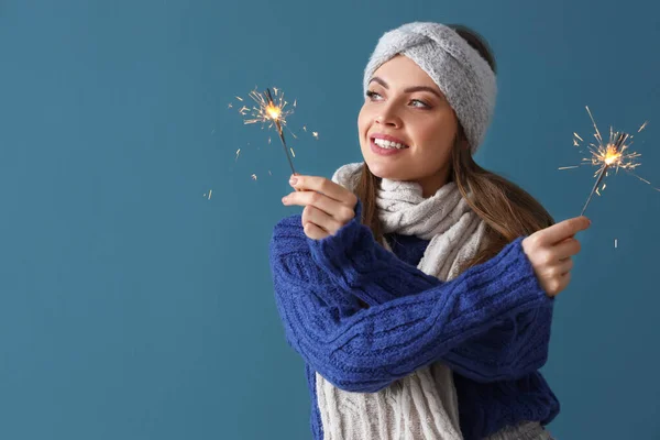 Beautiful Young Woman Warm Winter Clothes Christmas Sparklers Color Background — Stock Photo, Image