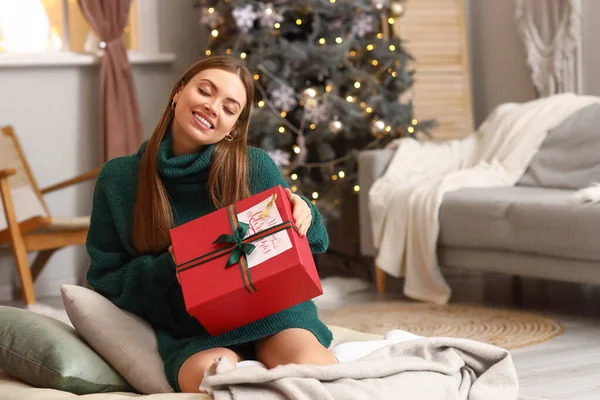 Mulher Bonita Com Presente Casa Véspera Natal — Fotografia de Stock