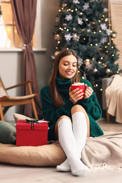 Pretty Young Woman Cup Hot Chocolate Gift Home Christmas Eve — Stock Photo, Image