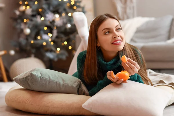 Hermosa Mujer Joven Comiendo Sabrosa Mandarina Casa Víspera Navidad —  Fotos de Stock