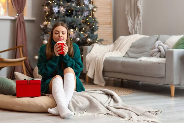 Pretty Young Woman Cup Hot Chocolate Gift Home Christmas Eve — Stockfoto