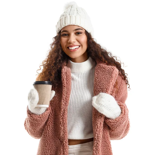 Красивая Молодая Женщина Стильной Зимней Одежде Чашкой Кофе Белом Фоне — стоковое фото