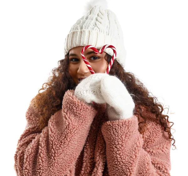 Schöne Junge Frau Stilvoller Winterkleidung Und Mit Zuckerstangen Auf Weißem — Stockfoto