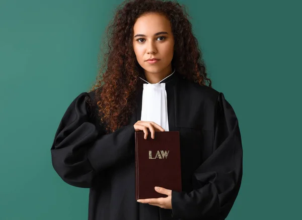 Renk Geçmişi Ile Ilgili Hukuk Kitabı Olan Genç Bayan Yargıç — Stok fotoğraf