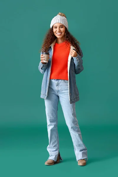 Hermosa Mujer Joven Ropa Invierno Con Estilo Con Taza Café — Foto de Stock