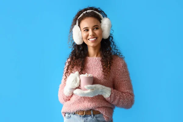 Mooie Jonge Vrouw Stijlvolle Winterkleding Met Kopje Warme Chocolademelk Kleur — Stockfoto