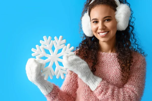 Mooie Jonge Vrouw Stijlvolle Winterkleding Met Sneeuwvlok Kleur Achtergrond — Stockfoto