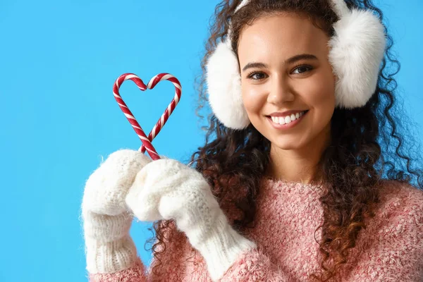 Mulher Bonita Roupas Inverno Elegantes Com Bengalas Doces Fundo Cor — Fotografia de Stock