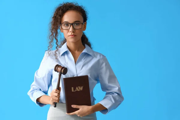 Juez Joven Con Libro Leyes Martillo Sobre Fondo Color — Foto de Stock