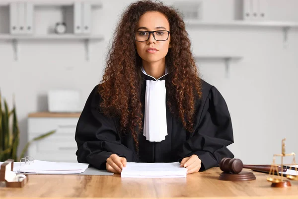 Kadın Yargıç Yerinde Mahkeme Salonunda Oturuyor — Stok fotoğraf