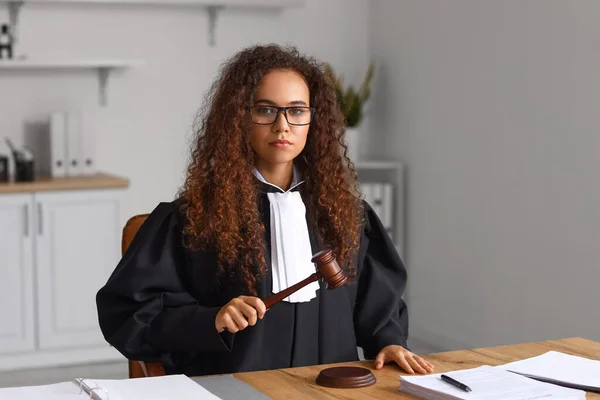 Kadın Yargıç Yerinde Tokmağıyla Mahkeme Salonunda — Stok fotoğraf