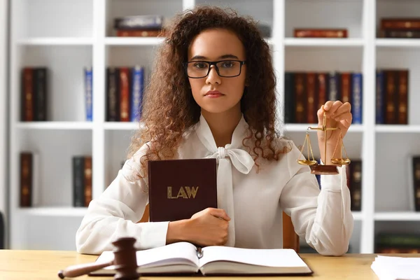 Adalet Terazisi Hukuk Kitabı Olan Kadın Yargıç Mahkeme Salonunda Masada — Stok fotoğraf